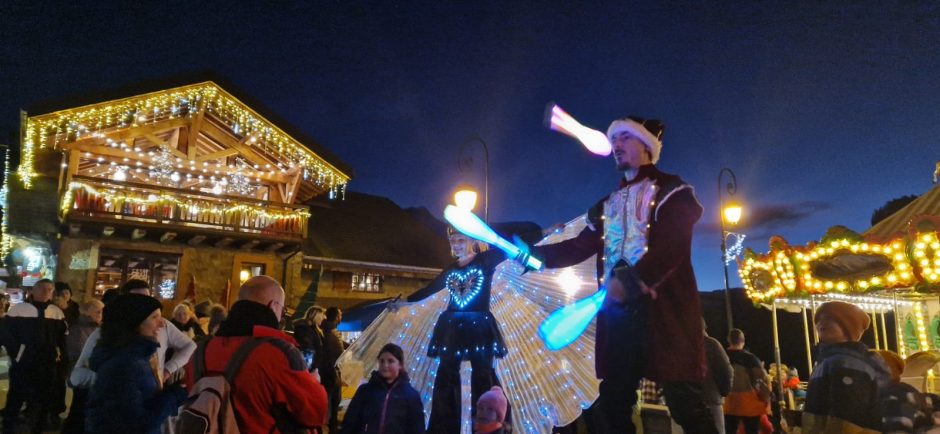 © The elf and the Christmas fairy on the road ! - Châtel Tourisme