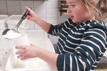 © Visit of the Thoules goat farm_La Chapelle-d'Abondance - Chèvrerie des Thoules - CRUZ-MERMY Caroline et Gérard