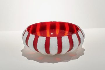 © Exhibition " Graal", Contemporary glass - Denise and Marcel Heider collection._Évian-les-Bains - Damien François, Tomate, 2016, verre soufflé, taillé, photo Yann Savalle