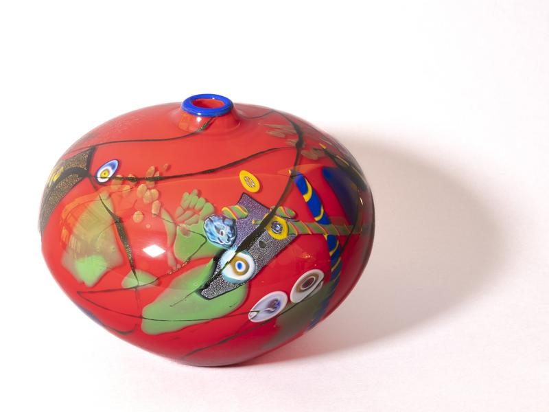 © Exhibition " Graal", Contemporary glass - Denise and Marcel Heider collection._Évian-les-Bains - Jan Erik Ritzmann, Vase, verre soufflé multicouche et inclusions intercalaires, photo Cyril Bouchet