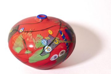 © Exhibition " Graal", Contemporary glass - Denise and Marcel Heider collection._Évian-les-Bains - Jan Erik Ritzmann, Vase, verre soufflé multicouche et inclusions intercalaires, photo Cyril Bouchet