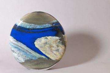 © Exhibition " Graal", Contemporary glass - Denise and Marcel Heider collection._Évian-les-Bains - Alain et Marisa Bégou, Vase, sans date, verre soufflé multicouche et inclusions d’émaux, photo Cyril Bouchet