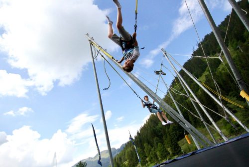 Trampoline with elastic bands
