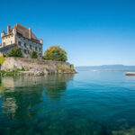 Depuis le lac Léman on apprécie une vue exceptionnelle sur le château d'Yvoire, construit dès le XIIe siècle lors de la fortification du village par le Comte de Savoie Amédée V.