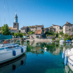 Le port de plaisance d'Yvoire sur le lac Léman est un endroit idéal pour les bateaux avec ses 352 postes d'amarrage et son entrée de 35 mètres de large.