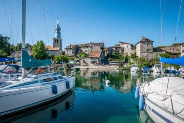 Le port de plaisance d'Yvoire sur le lac Léman est un endroit idéal pour les bateaux 
