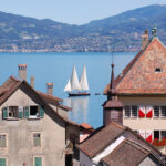 Le lac Léman et ses eaux paisibles idéales pour une croisière douce de navigation en bateau ou en voilier.