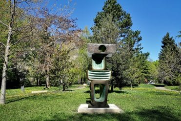Parc de sculptures de la Fondation Gianadda - Ancestor I, bronze, 4/4, 1970, figure 1 de The Family of Man