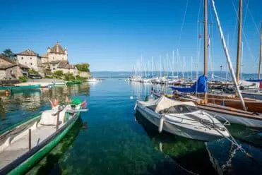 Le port d'Yvoire sur le lac Léman offre une vue splendide depuis l'eau sur le château d'Yvoire.