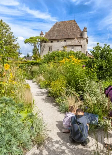 Le jardin des Cinq Sens à Yvoire est un endroit idéal pour faire découvrir les plantes et la nature aux enfants.