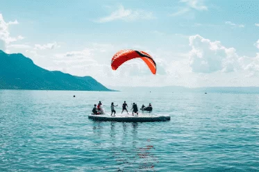 Le lac Léman, un endroit paradisiaque pour la pratique des sports nautiques en période estivale.