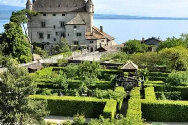 Le Jardin des Cinq Sens est surplombé par le magnifique château d'Yvoire en bordure du lac Léman.