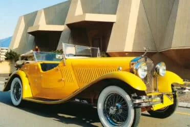 La Fondation Pierre Gianadda de Martigny abrite un musée de l'automobile avec de nombreuses voitures de collections.