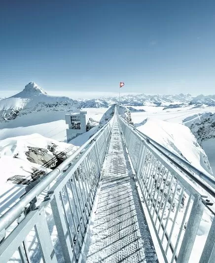 Le pont piétonnier suspendu Peakwalk du Glacier 3000, à 3000 mètres d'altitude.