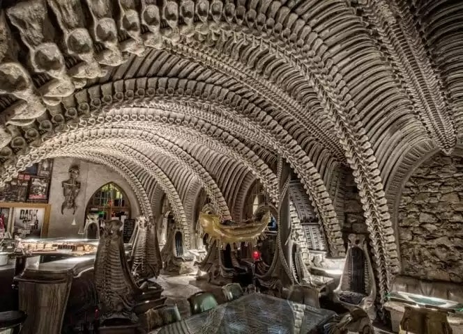 Discover the HR Giger Bar in Gruyères, an unusual place dedicated to the world of Alien.